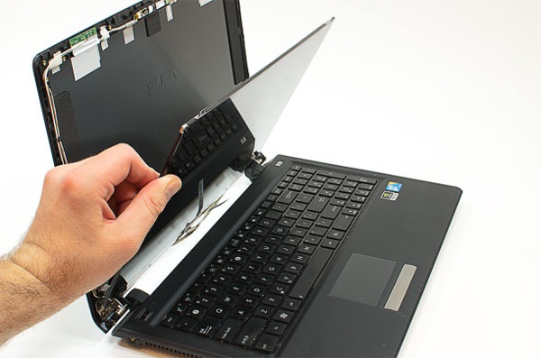 Màn hình laptop bị sọc - Nguyên nhân và cách khắc phục