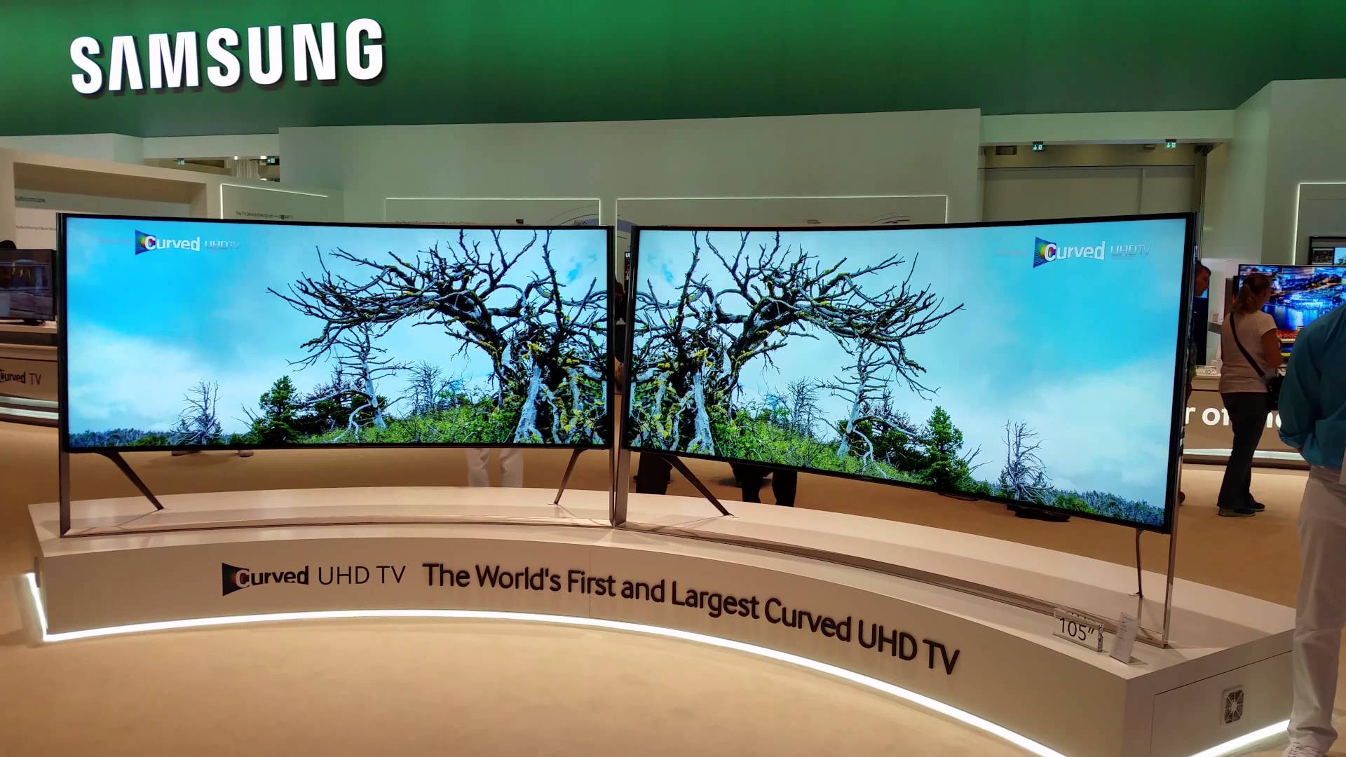 Самсунг видео. Samsung Bendable TV. Curved. ТВ изогнутый с обратной стороны. Разбор ножки Samsung Curved.