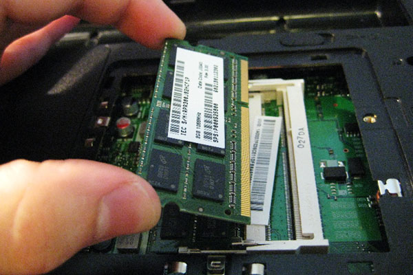 RAM bảo đảm khả năng xử lý các tác vụ của máy tính.