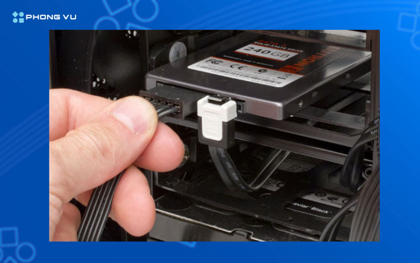 Kết nối nguồn 8 pin cho CPU nằm ở góc trên main