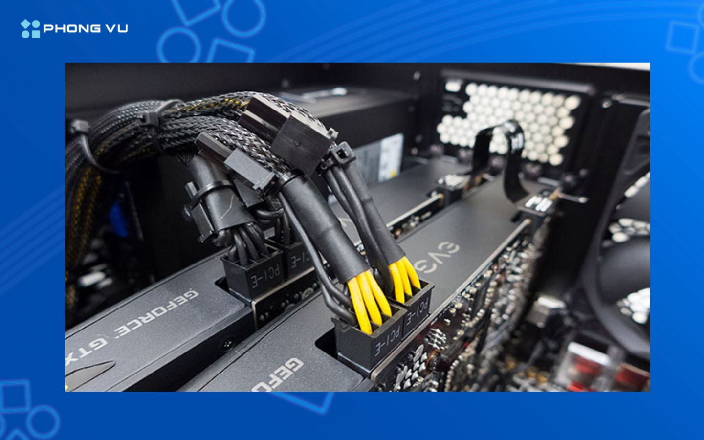 Cắm dây SATA từ PSU và bo mạch vào ổ cứng HDD/SSD