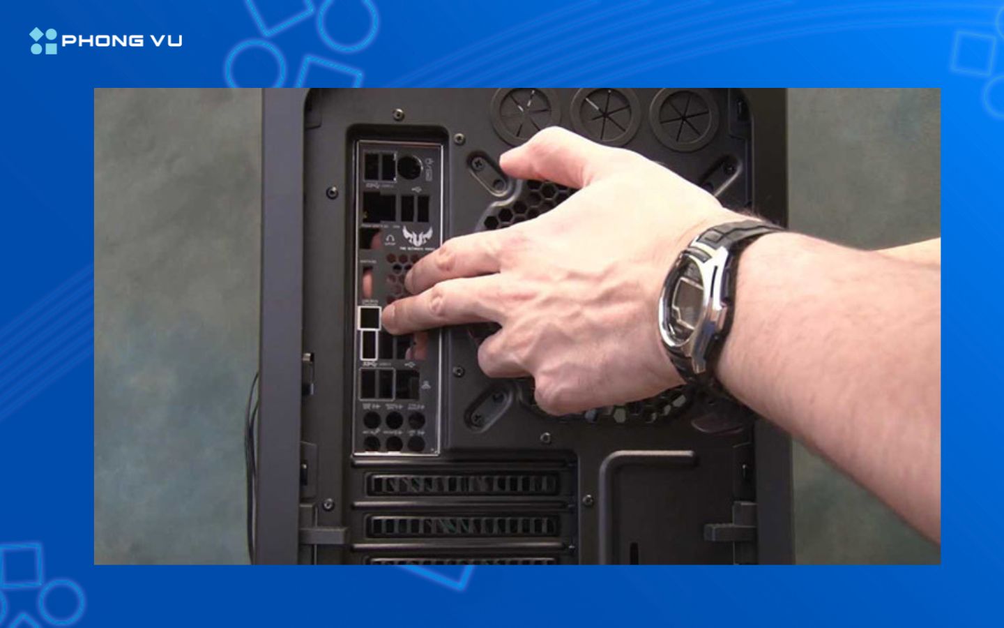 Lắp tấm chắn I/O Shield vào khe sau case, canh đúng chiều