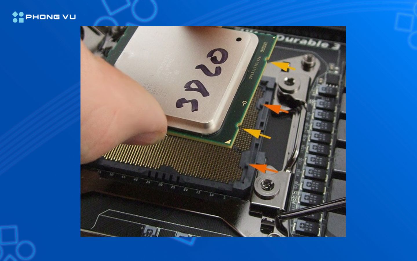 Đặt CPU vào socket theo chiều tam giác chỉ dẫn trên mainboard