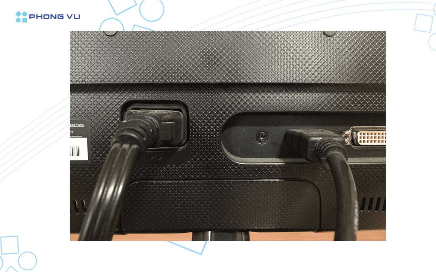 Ngắt kết nối dây nguồn và cáp HDMI trên TV