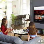 Google Assistant trên tivi giúp người dùng tần hưởng giải trí cùng gia đình sau ngày làm việc