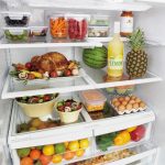 Sử dụng hộp đựng thức ăn bằng kim loại