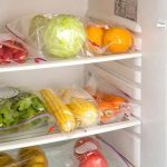 Bọc rau củ bằng túi nilon bảo vệ trong tủ lạnh
