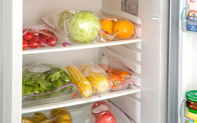 Bọc rau củ bằng túi nilon bảo vệ trong tủ lạnh