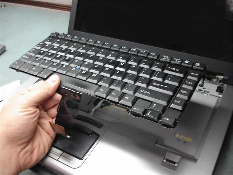 Bàn phím laptop không gõ được có thể tự chữa không hay phải mang ra hàng?