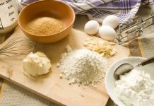 Cách làm bánh bông lan bằng nồi cơm điện cực đơn giản