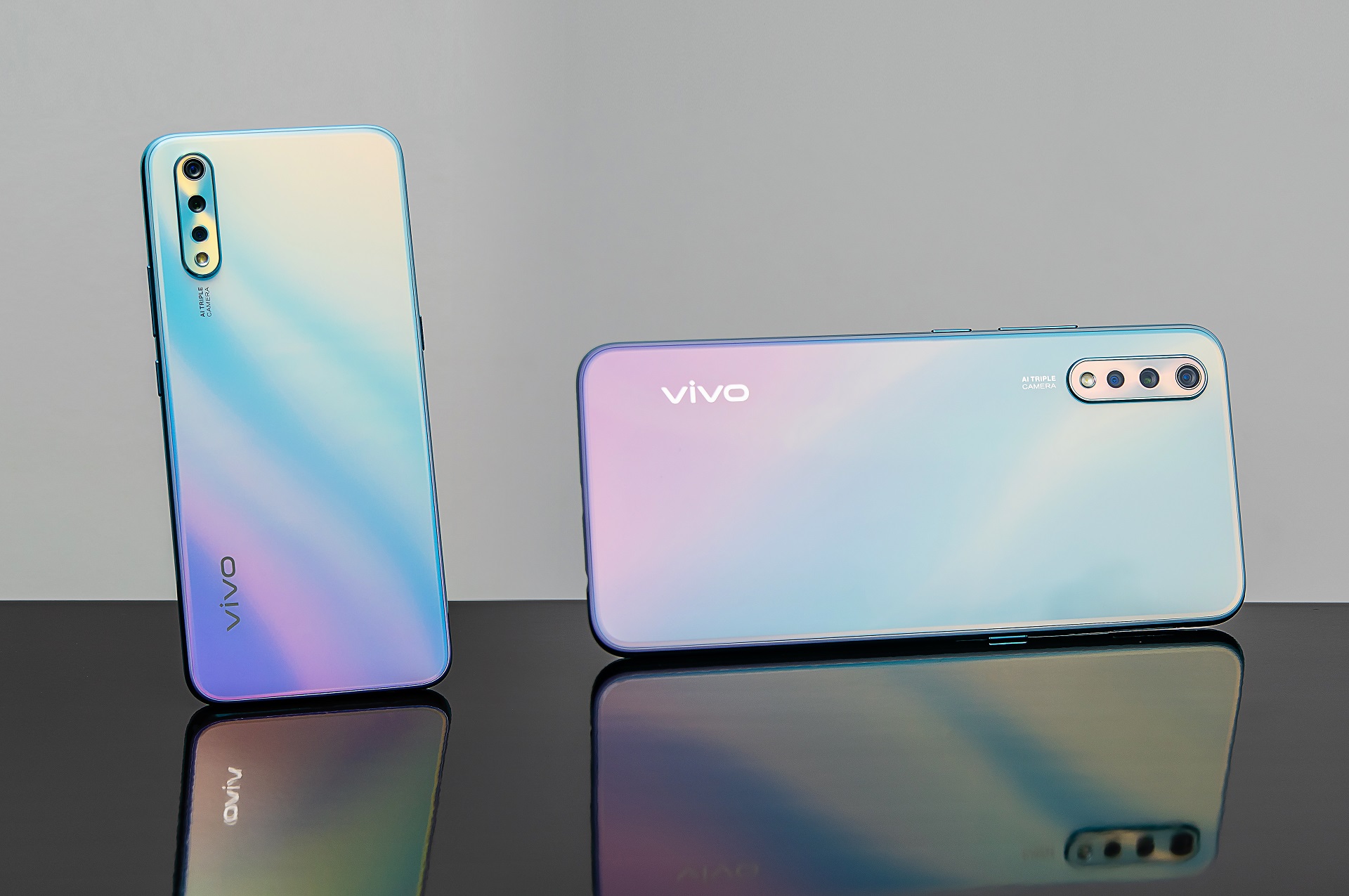 Smartphone Vivo tự biến đổi màu sắc với kính điện hóa 