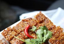 Cách làm heo quay bằng nồi chiên không dầu da giòn giụm Món thịt quay bì giòn có thể làm ngay tại nhà dễ dàng khi có nồi chiên không dầu