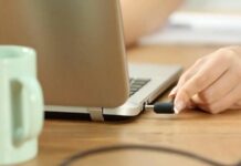 8 cách sạc pin laptop đúng cách tăng tuổi thọ pin Không sử dụng máy khi pin yếu để tránh chai pin. (Nguồn: Internet)