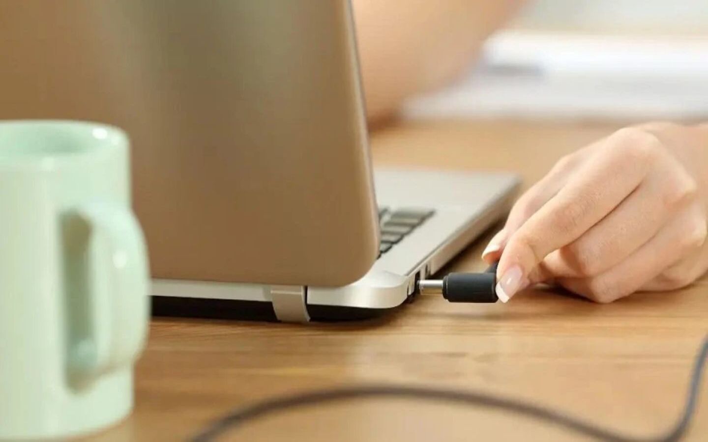 Không sử dụng máy khi pin yếu để tránh chai pin