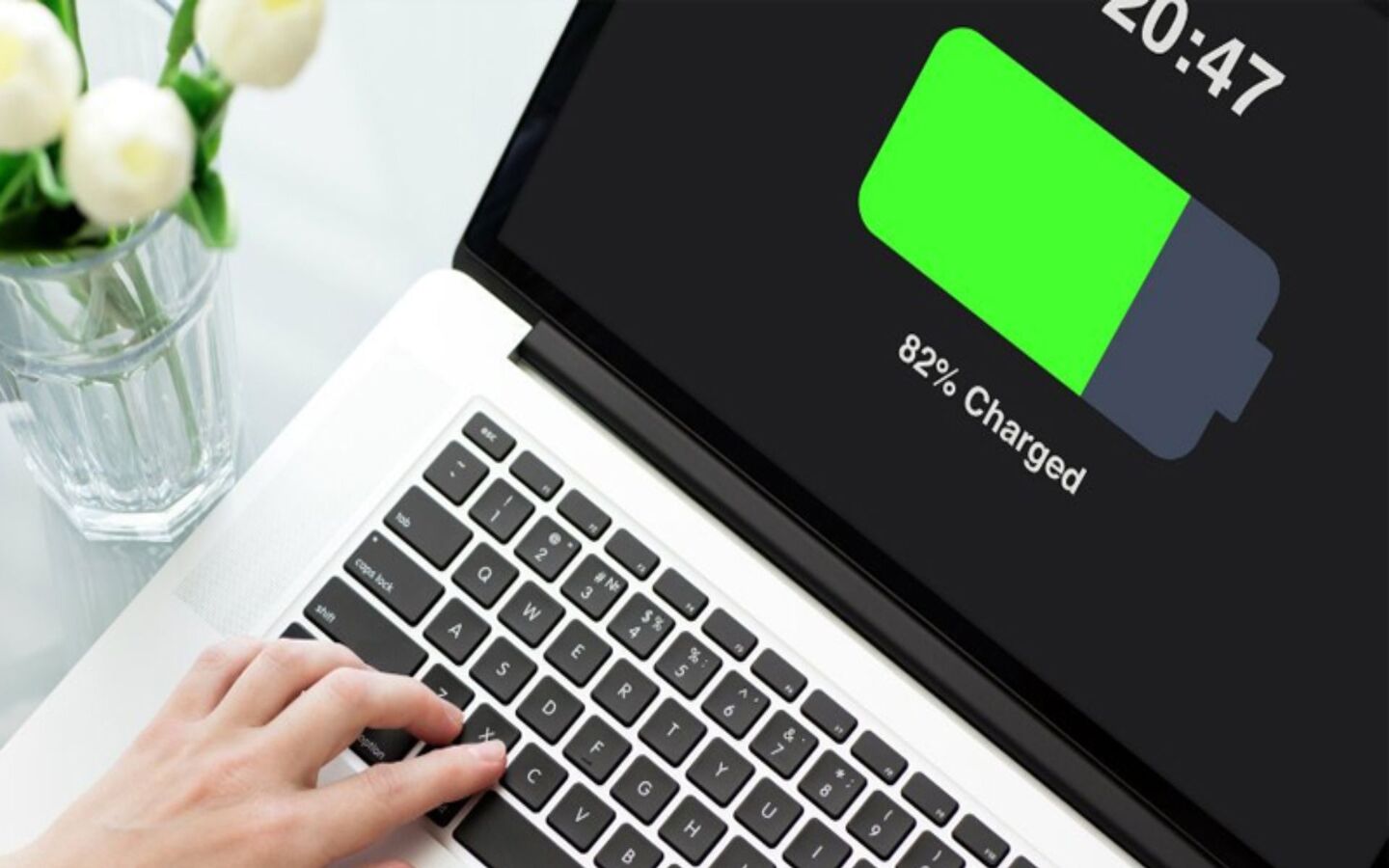 Tránh đặt laptop lên bề mặt giữ nhiệt khi sạc