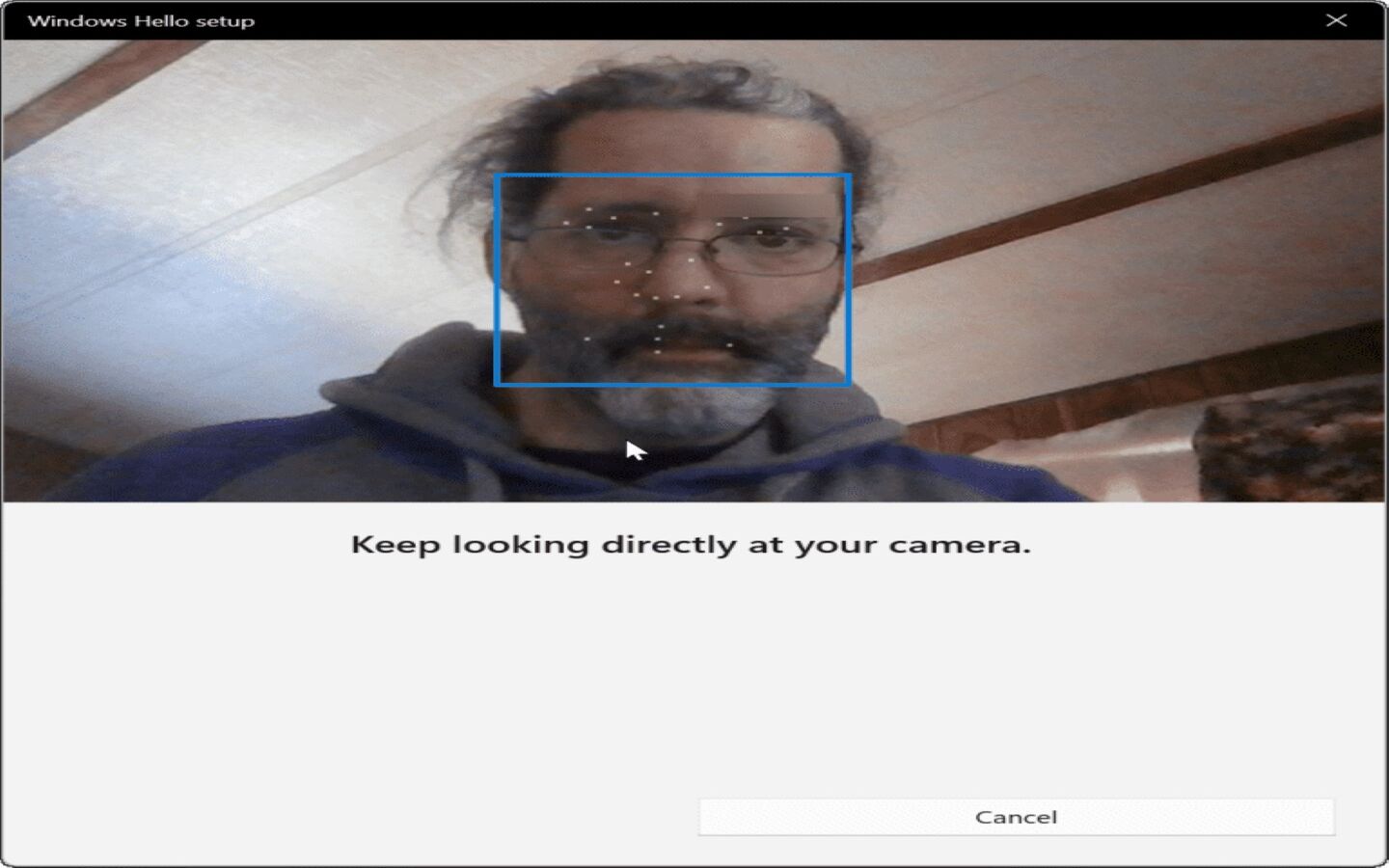 Thiết bị đang quét và ghi nhớ khuôn mặt người dùng.