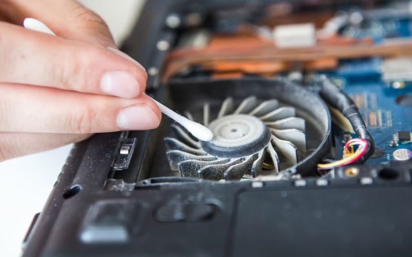 Loại bỏ bụi bẩn để cải thiện luồng gió và hiệu suất làm mát GPU