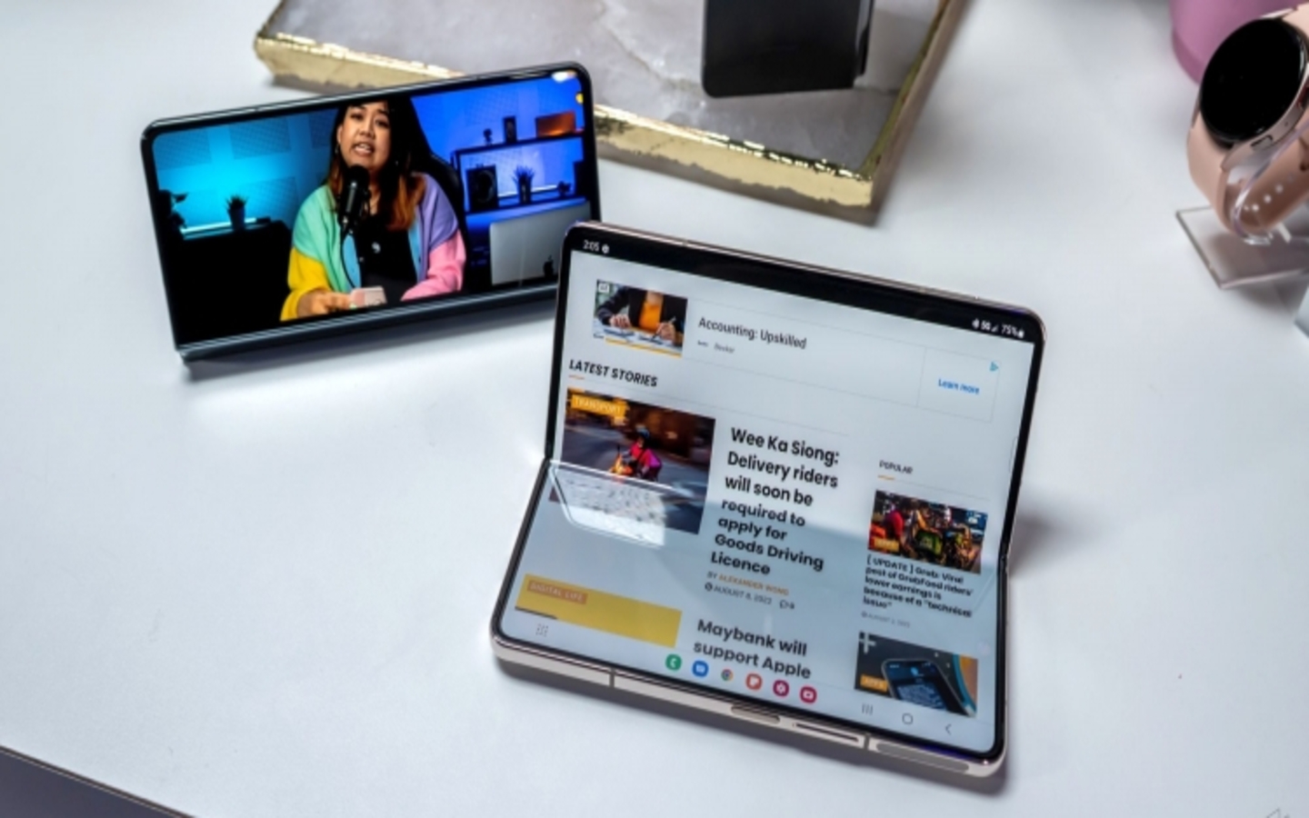 So sánh Z Fold4 và Z Fold3: Nên mua điện thoại nào? 2 Màn hình rộng, hiển thị mượt mà trên cả hai chế độ