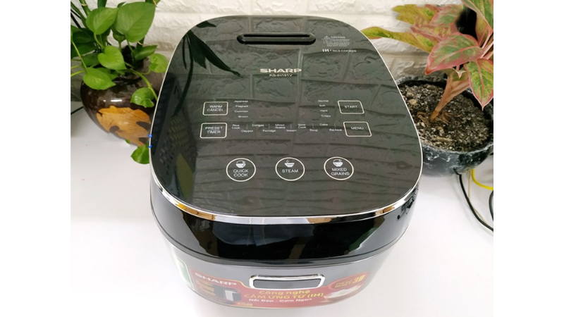 Noi-com-dien-tu-cao-tang-1.8L-Sharp-