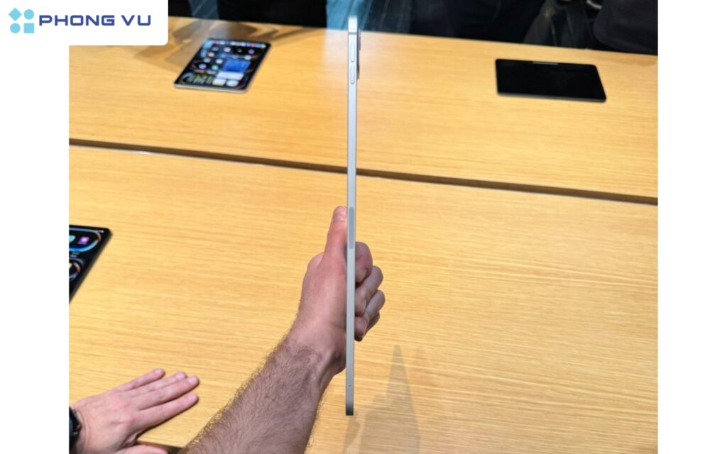 Cạnh thân máy siêu mỏng.