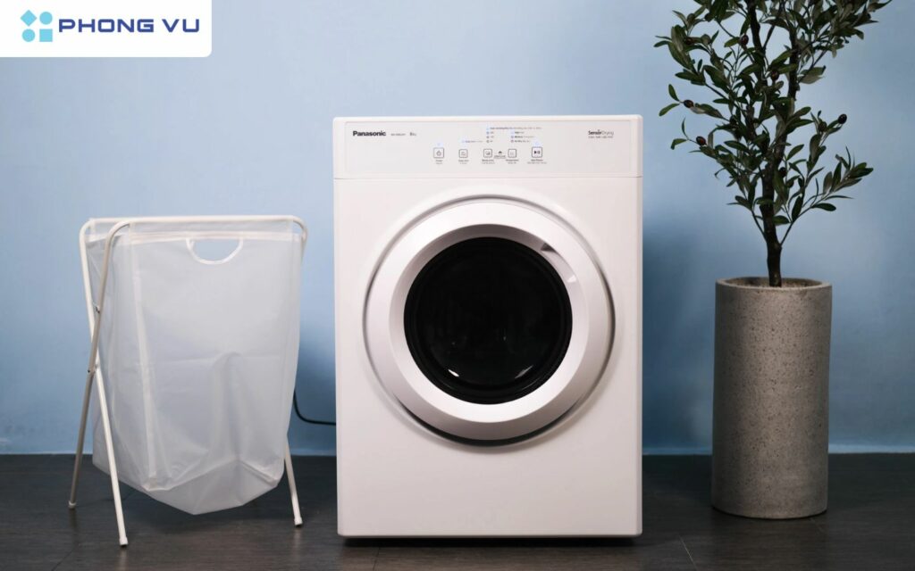 Tất tần tật những điều cần biết trước khi lựa chọn mua máy sấy quần áo cho hợp lý 4 Máy sấy thông hơi sẽ hoạt động bằng cách thổi luồng nóng vào buồng, từ đó giúp nước trong quần áo nhanh chóng bay hơi