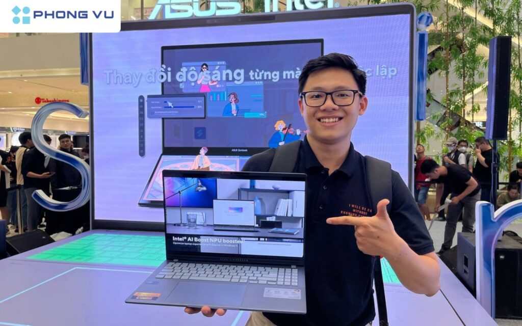Nhân viên Phong Vũ trên tay sản phẩm Vivobook S 14 OLED (S5406) trong sự kiện ra mắt ngày 08/05 của Asus