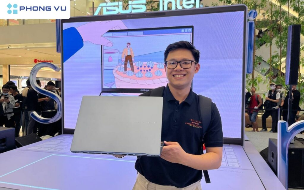 Nhân viên Phong Vũ trên tay phiên bản Vivobook S 14 OLED (S5406) mới nhất tại sự kiện “Kiến tạo sức mạnh từ chip AI” 