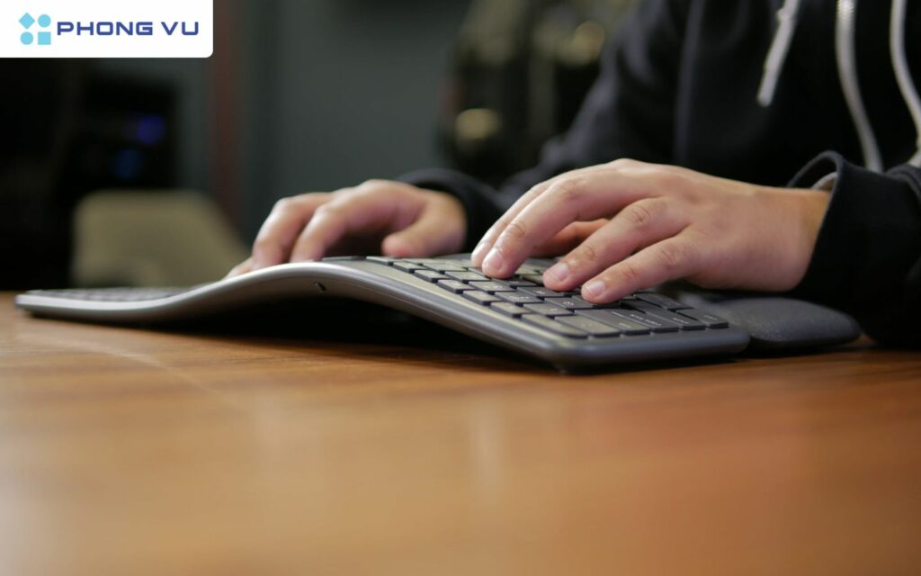 Việc thiết kế với các nút điều khiển đặt ở vị trí thuận tiện cũng giúp gia tăng năng suất làm việc