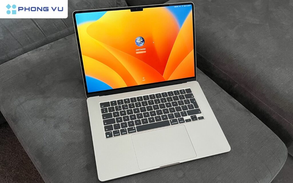 Macbook Air M2 có dung lượng pin khá ấn tượng với khoảng 15 giờ duyệt web, 18 giờ xem video offline