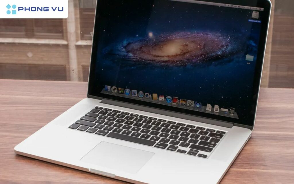 MacBook Retina nhẹ hơn cả Macbook Air với trọng lượng chỉ khoảng 920 gram và độ dày 13.1mm