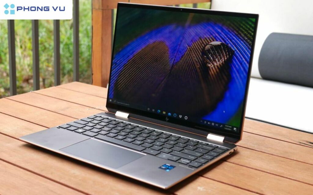 Laptop HP nổi bật với sự kết hợp hoàn hảo giữa phong cách thiết kế và hiệu suất mạnh mẽ.