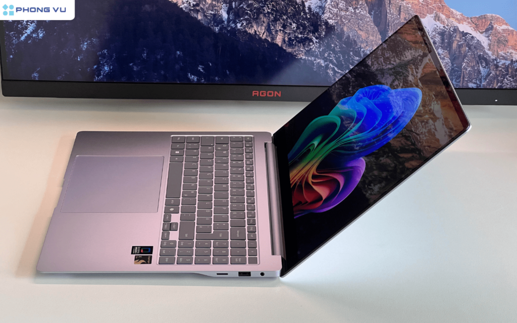 Galaxy Book4 Edge Pro. Cả hai đều được trang bị màn hình cảm ứng Dynamic AMOLED 2X