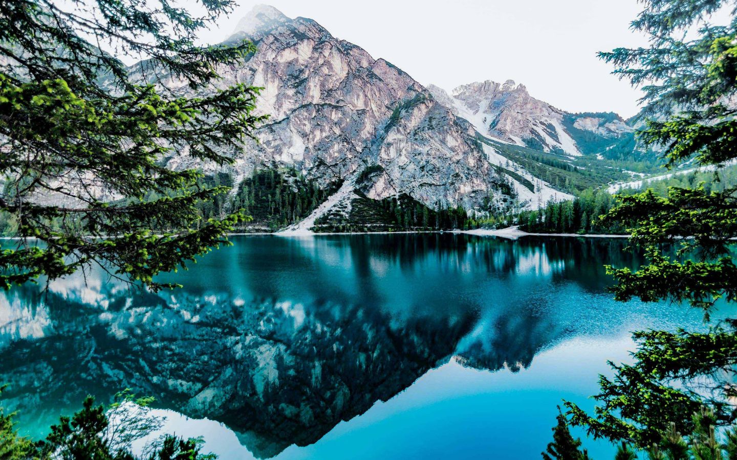 Mặt biển yên tĩnh trước ngọn đồi đầy tuyết