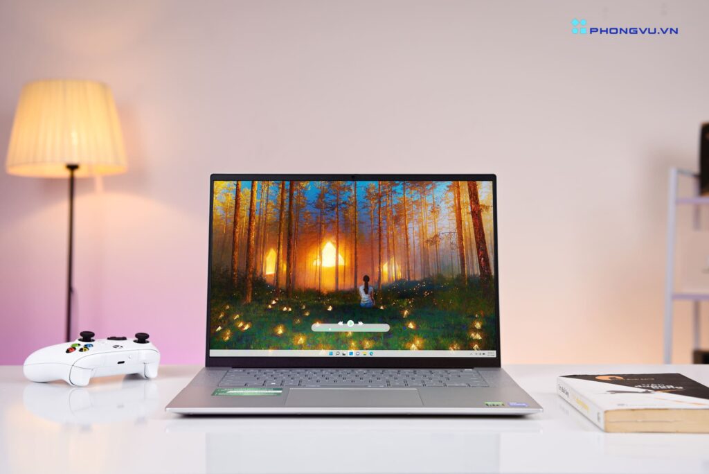 Chiếc laptop này có một chiếc màn hình khá lớn với viền màn hình mỏng