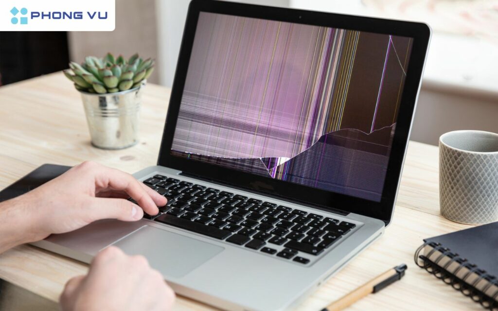 Màn hình LCD của MacBook bị hỏng, các sọc ngang, dọc, vết nhòe sẽ xuất hiện