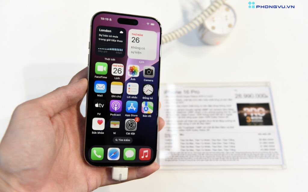 iPhone 16 tiếp tục sử dụng hệ thống camera kép với ống kính chính có độ phân giải 48MP, nhưng Apple đã áp dụng công nghệ lắng đọng lớp nguyên tử ALD để tối ưu hóa chất lượng ảnh chụp