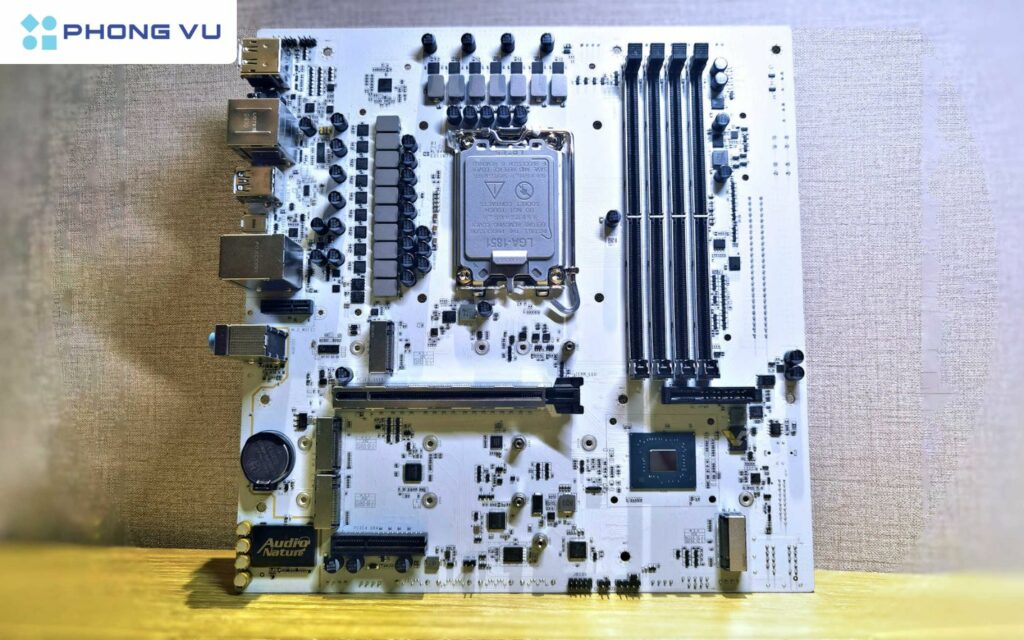 Mainboard ASUS Z890 được đánh giá là có hiệu suất mạnh mẽ và tích hợp nhiều tính năng mới