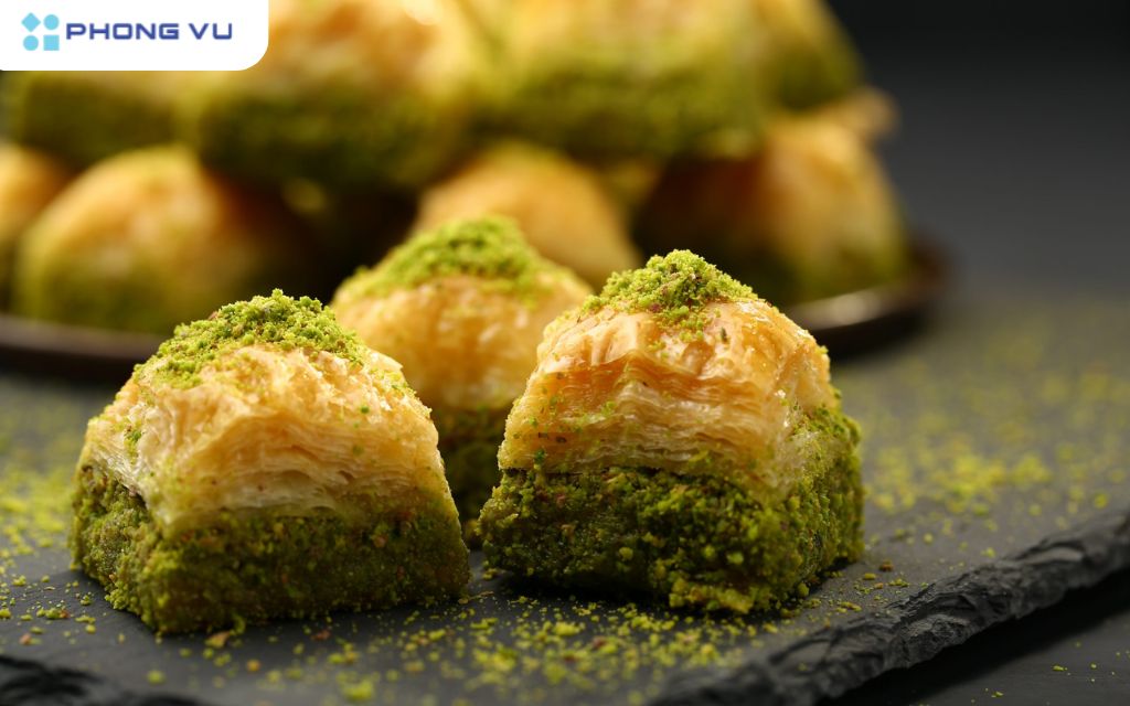 Baklava là loại bánh nhiều lớp phổ biến ở nhiều quốc gia Trung Đông và Địa Trung Hải, đặc biệt là Thổ Nhĩ Kỳ, Hy Lạp và Armenia