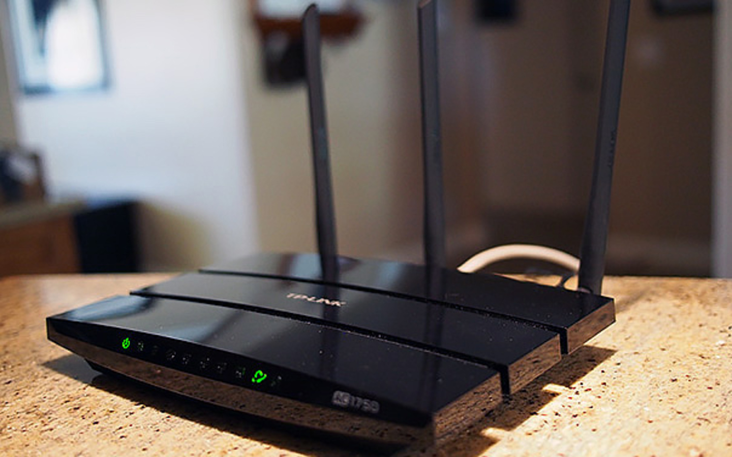 Điều chỉnh vị trí đặt router và di chuyển gần hơn với điểm phát sóng wifi