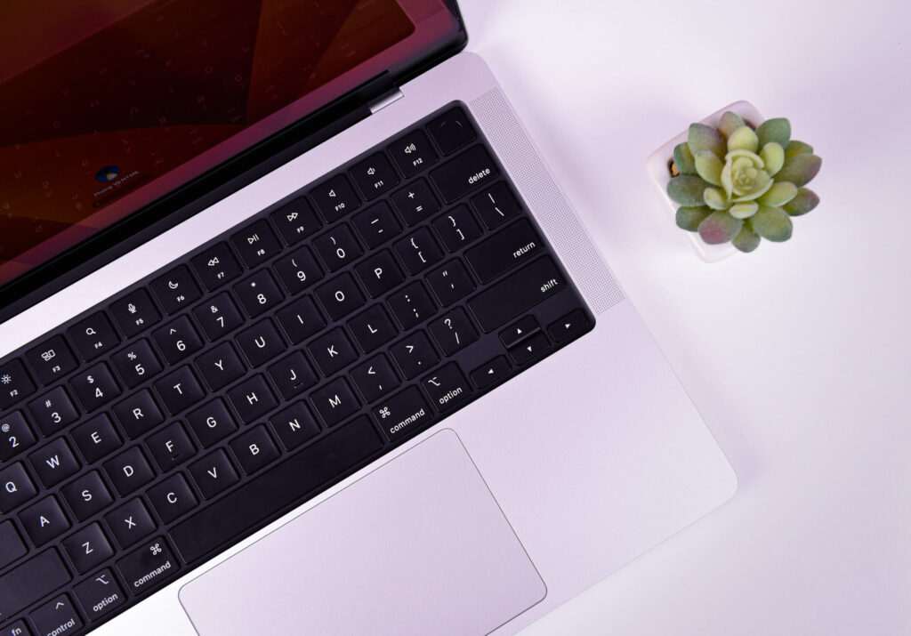 MacBook Pro M3 giữ lại hai màu truyền thống Space Gray và Silver