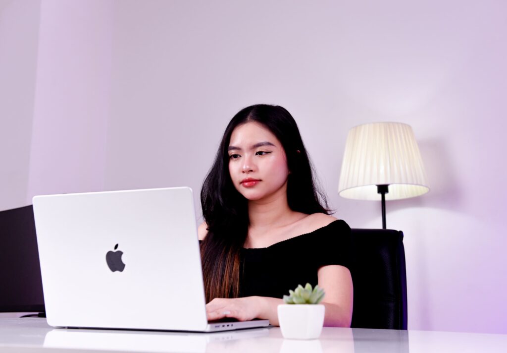 MacBook Pro 14 inch M3 2023 không chỉ đáp ứng tốt nhu cầu công việc mà còn hỗ trợ đắc lực cho các tác vụ đồ họa