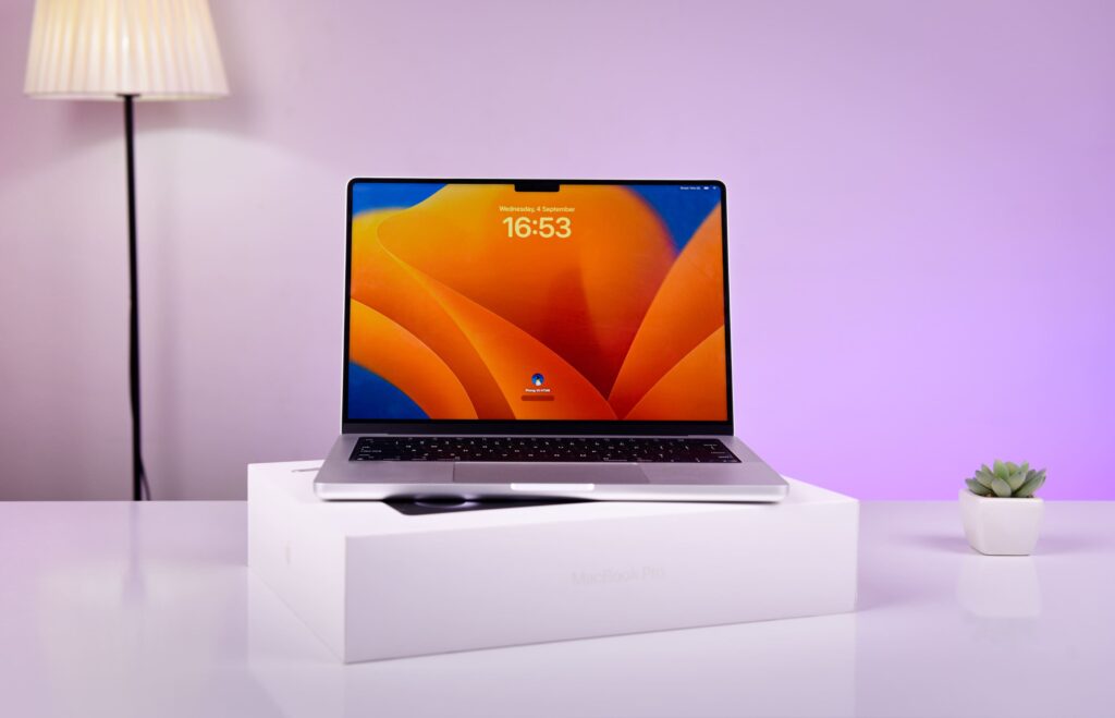 MacBook Pro 14 inch M3 2023 sở hữu màn hình Liquid Retina XDR với độ phân giải cao
