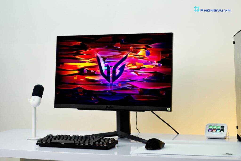 LG 27GR75Q-B đã gây ấn tượng với mình nhờ vào vẻ ngoài mạnh mẽ
