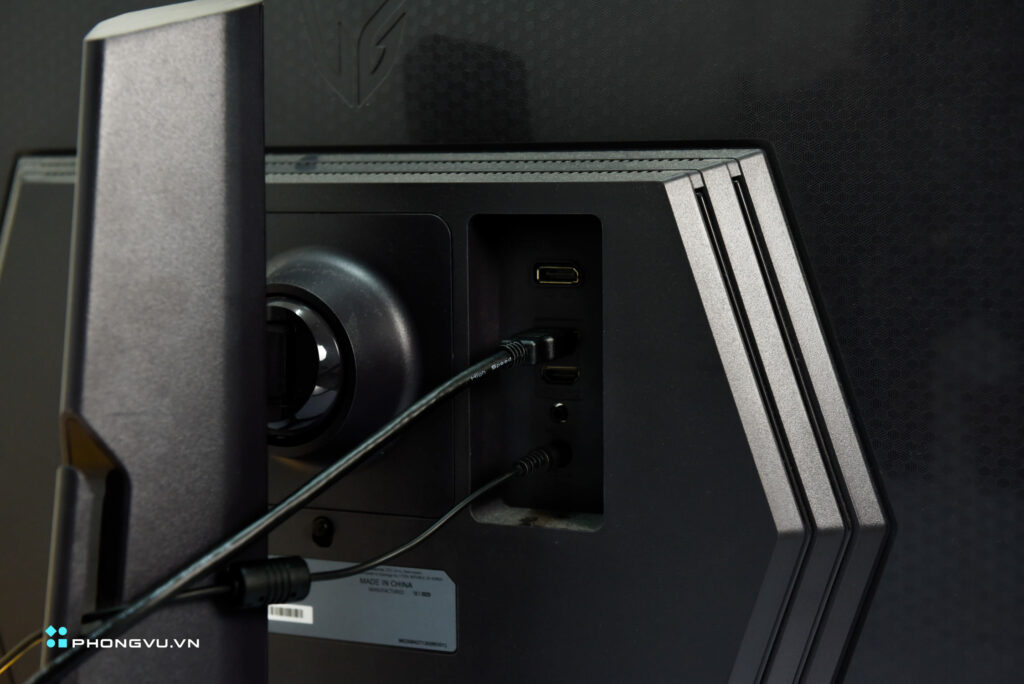 Mặt lưng màn hình cũng được thiết kế với các đường nét góc cạnh