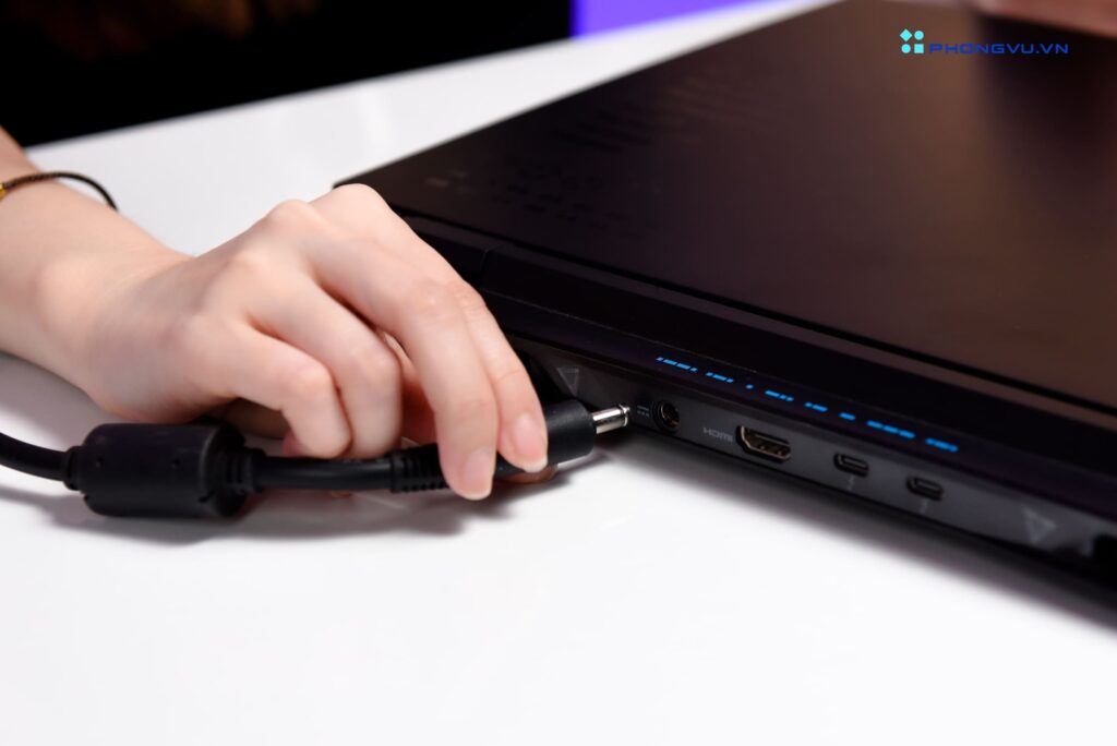 Hệ thống tản nhiệt của máy là điểm nhấn với hai quạt 3D AeroBlade thế hệ 5 và keo tản nhiệt kim loại lỏng