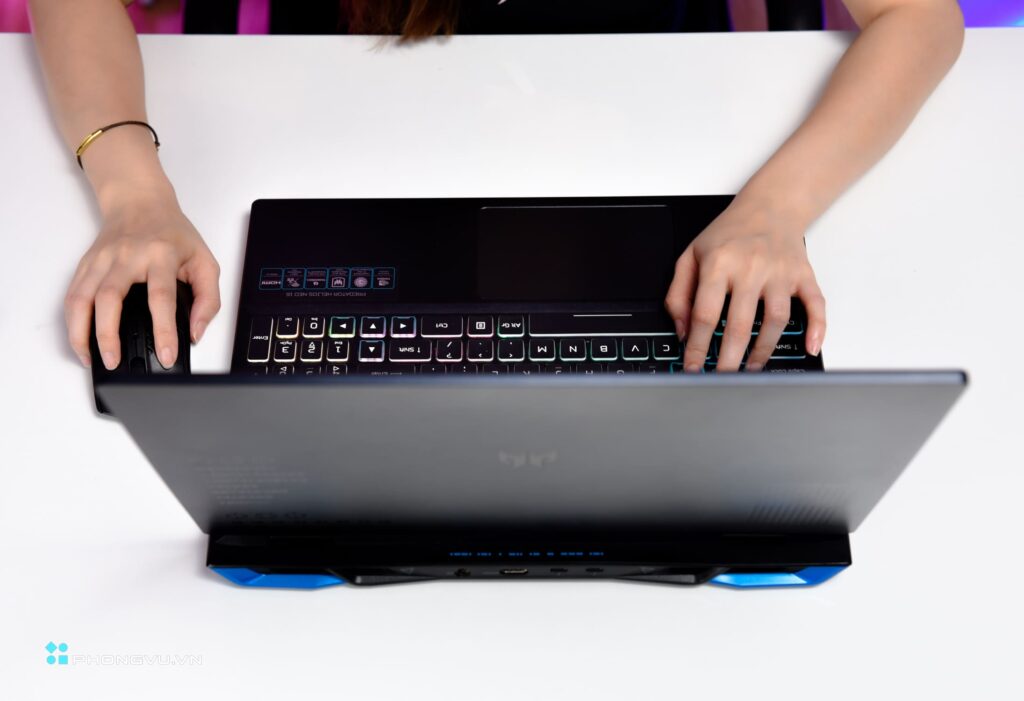 Predator Helios Neo PHN16-71-7460 thì nó cũng được trang bị màn hình có tần số quét lên đến 165Hz. Đi kèm với đó là độ phủ màu 100% sRGB