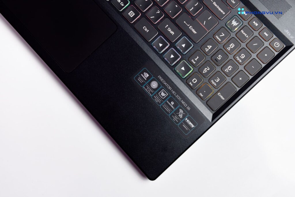 Bàn phím fullsize được thiết kế với hành trình phím sâu, độ nảy tốt, mang lại cảm giác chơi game cực kỳ sướng