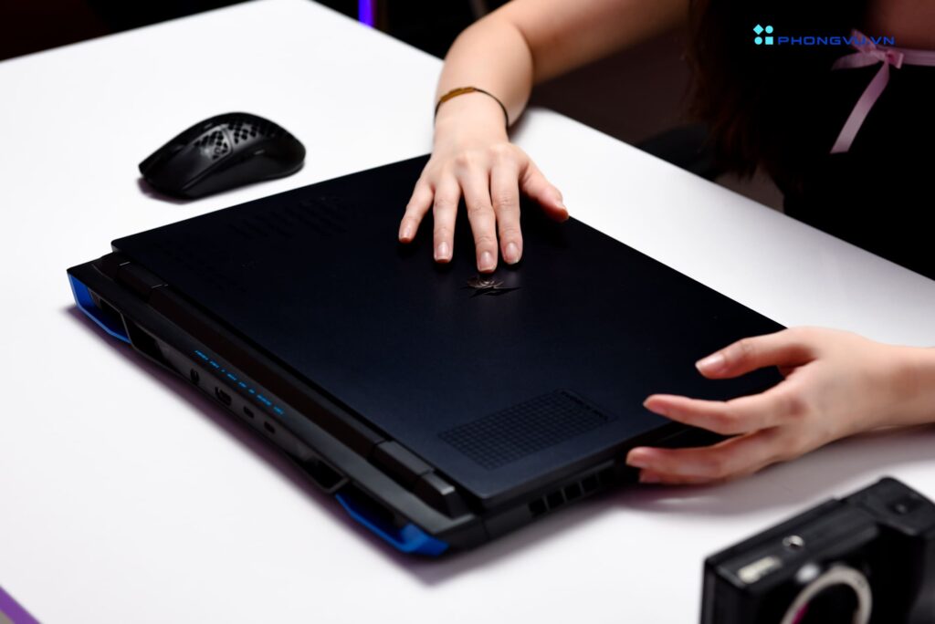 Acer Predator Helios Neo PHN16-71-7460 được hoàn thiện bởi kim loại 