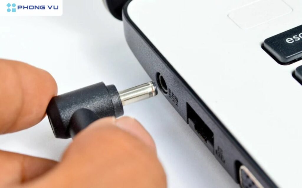 Không nên rút phích cắm khi đang sử dụng vì sẽ gây ảnh hưởng tới hiệu suất pin