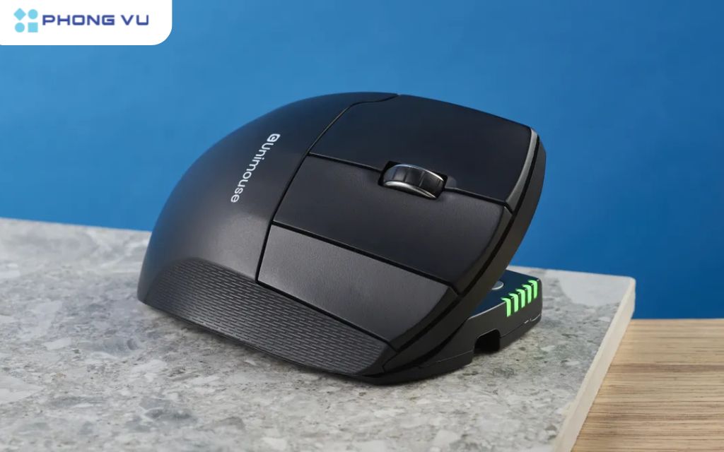 Thiết kế Unimouse  độc đáo với bản lề cho phép bạn điều chỉnh góc nghiêng của chuột từ 35 đến 75 độ